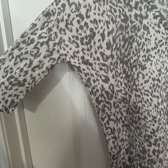 Feel Free to Send Me an Offer! | Express Gray Leopard Print V-Neck Tee – Size XS - Picture 3 of 4